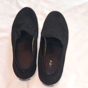 Sperry Black Tennis Shoes .Good Used Condition. Size 9